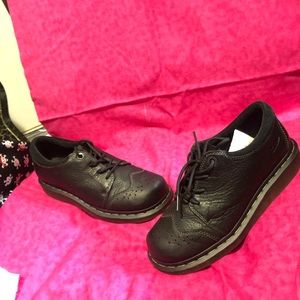 🕊️Dr Martens size 8 women’s leather shoes vintage GUC 🕊️